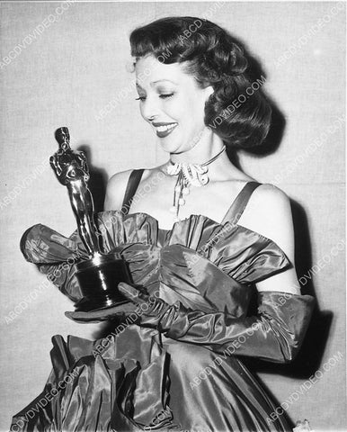 Loretta Young at the Academy Awards w her Oscar Statue 3797-15