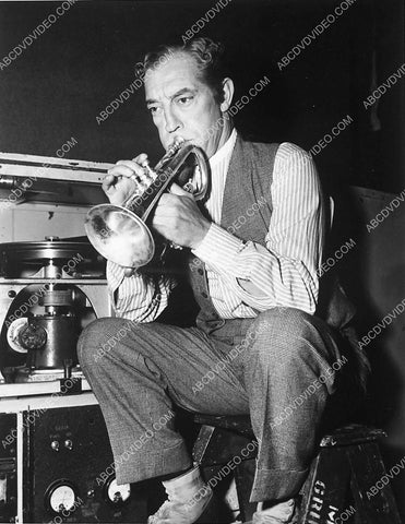 Buster Keaton behind the scenes w mini trumpet 3899-09