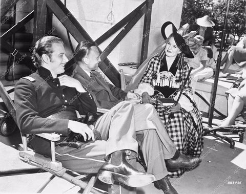 candid Deanna Durbin David Bruce behind the scenes Can't Help Singing 3915-18