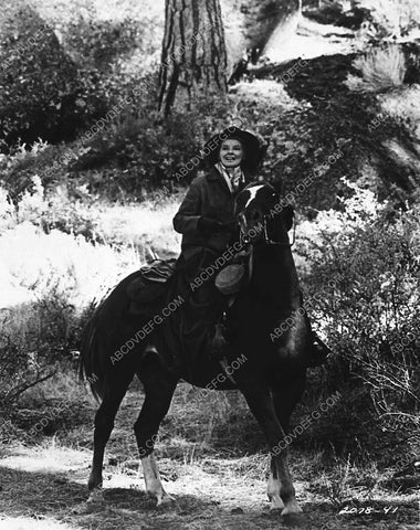 Katharine Hepburn on horseback film Rooster Cogburn 4103-33