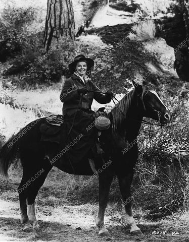 Katharine Hepburn on horseback film Rooster Cogburn 4103-34