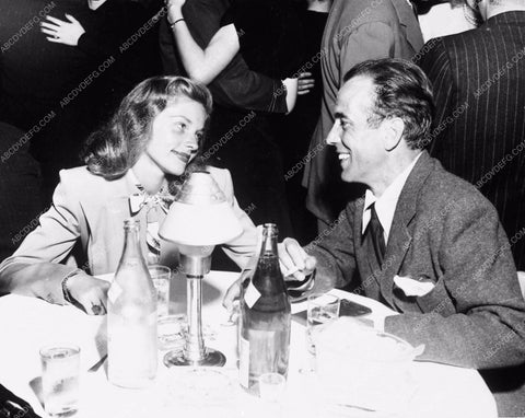 fantastic candid Humphrey Bogart Lauren Bacall dining out 4197-24