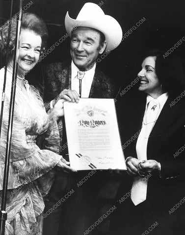 Roy Rogers and Dale Evans get an award 4257-26