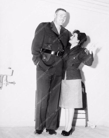 candid Gracie Allen and a policeman 4330-02
