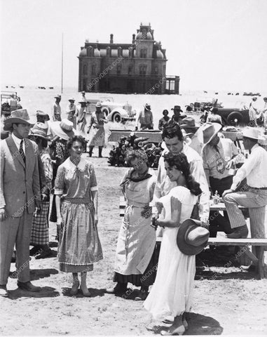candid Elizabeth Taylor Rock Hudson Monte Hale behind scenes Giant 4335-19