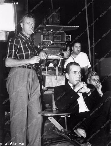 Humphrey Bogart Nicolas Ray behind the scenes In A Lonely Place 4360-12