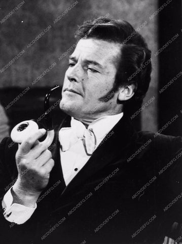 portrait Roger Moore with pipe in Sherlock Holmes in New York 4411-28