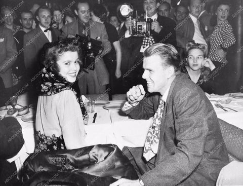 Shirley Temple candid surrounded by the press 4439-05