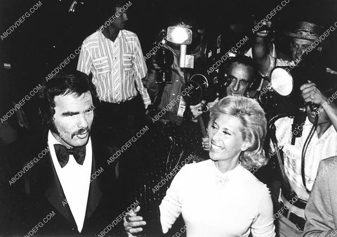 candid Burt Reynolds & Dinah shore arrive at some event 4464-01