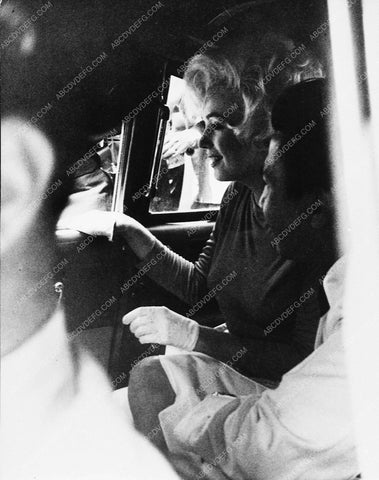 news photo candid Marilyn Monroe in back seat 4544-32