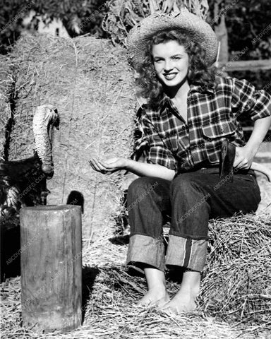 Marilyn Monroe modeling with turkey and ahtchet 4544-33