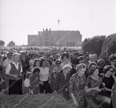 Alan Ladd funeral crowd and onlookers 45bx01-102