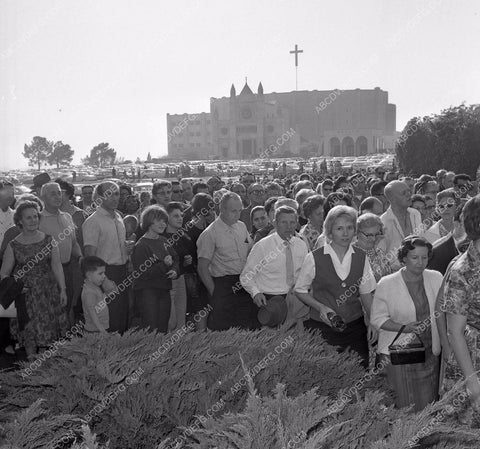 Alan Ladd funeral crowd and onlookers 45bx01-103