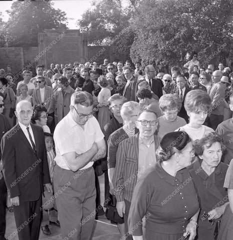 Alan Ladd funeral crowd and onlookers 45bx01-111