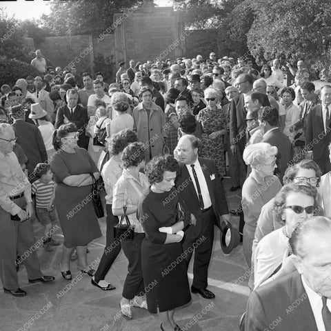 Alan Ladd funeral crowd and onlookers 45bx01-116