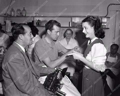 Hollywood Canteen Club Hedy Lamarr and movie stars helping out 45bx02-04