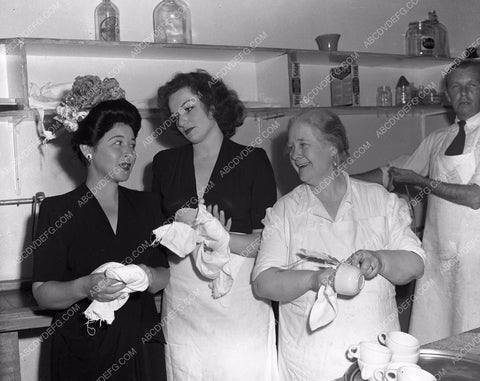 Hollywood Canteen Club and movie stars helping out 45bx02-07