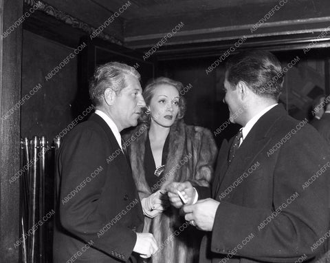 Hollywood Canteen Club Marelene Dietrich Paul Henreid helping out 45bx02-11