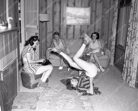 Universal Studios stunt girls having fun & exercising between takes 45bx02-32