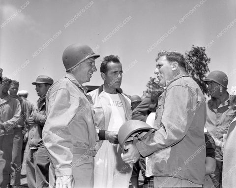 Humphrey Bogart visits William Bendix making of Guadalcanal Diary 45bx04-100
