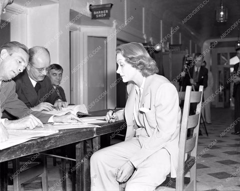 news photo citizen Marlene Dietrich shows up to vote 45bx04-40