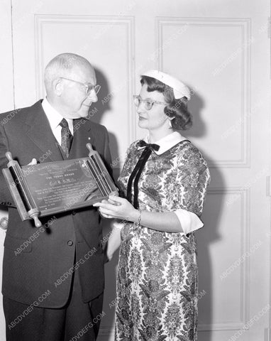 news photo Cecil B. DeMille receiving The Torah Award 45bx04-48