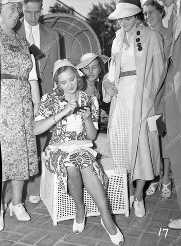 Marian Marsh ? Signs autographs at party 45bx05-25