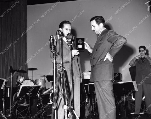 Walt Disney gets Look Magazine award from Bob Hope 45bx05-50