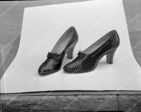 Sally Eilers shoes gives fashion tour of home for Look Magazine 45bx05-61