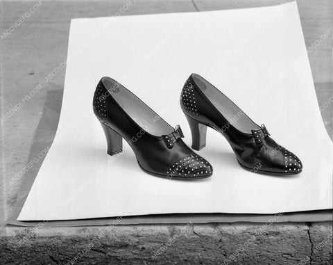 Sally Eilers shoes gives fashion tour of home for Look Magazine 45bx05-63
