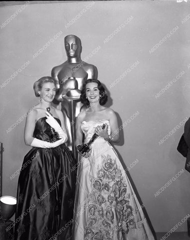 1957 oscars Joanne Woodward and with statues Academy Awards 45bx05-77
