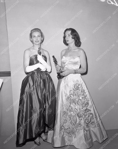 1957 oscars Joanne Woodward and with statues Academy Awards 45bx05-79