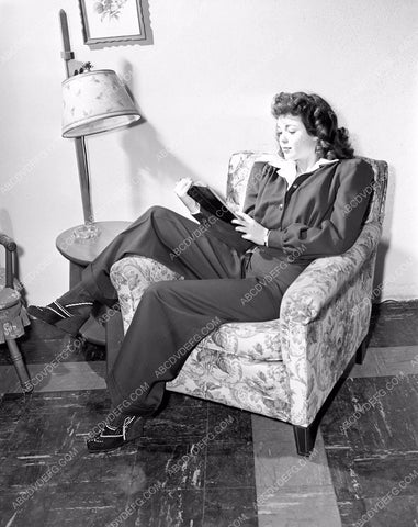 Nancy Gates displays cold war bomb shelter 45bx05-88