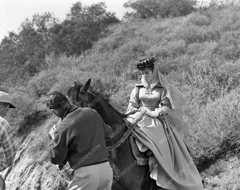 Joan Collins Behind the scenes The Virgin Queen 45bx06-125
