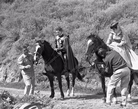 Joan Collins Behind the scenes The Virgin Queen 45bx06-126