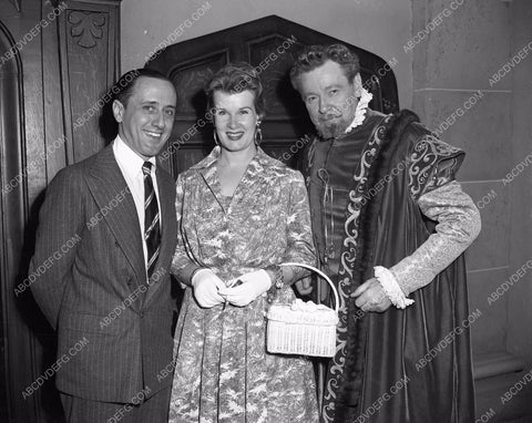 Herbert Marshall visited by friends on set The Virgin Queen 45bx06-251