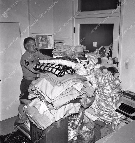 U.S. Marines get food and clothes for flood disaster relief 45bx07-168