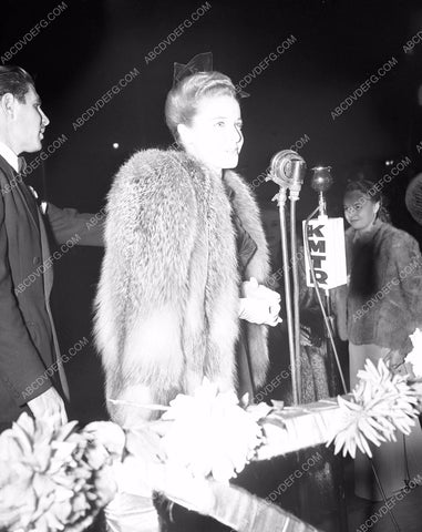 Larraine Day at the KMTR microphone 45bx07-206