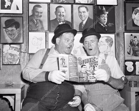 candid Stan Laurel Oliver Hardy readin Whiz comic book 45bx08-306