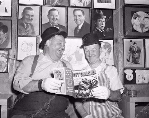 candid Stan Laurel Oliver Hardy readin Spy Smasher comic book 45bx08-309