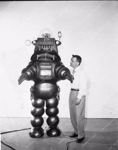 candid Frankie Darro MGM crew Robby the Robot Forbidden Planet behind the scenes Forbidden Planet super cool photo 4623-08