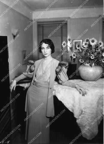 Agnes Moorehead leaning on the piano at home 4721-13