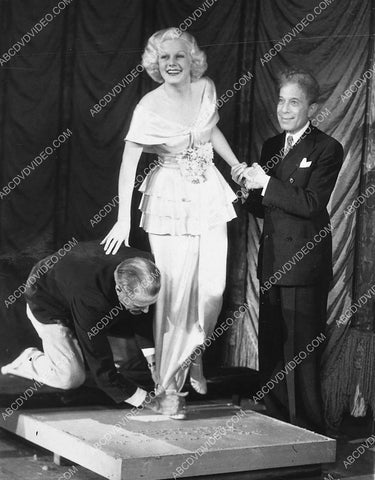 Sid Grauman helps Jean Harlow put her feet in cement 4721-23