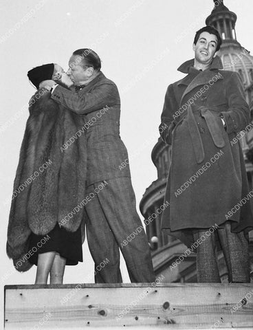 candid Jean Harlow Robert Taylor behind the scenes Personal Property 4721-24