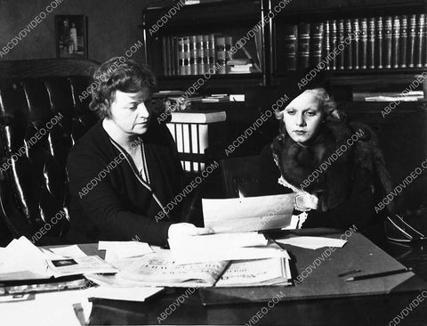 candid Jean Harlow doing some business 4721-36