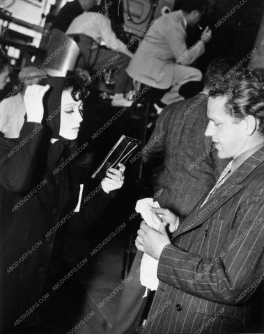 Louise Rainer dir Frank Borzage behind the scenes Big City 4739-15