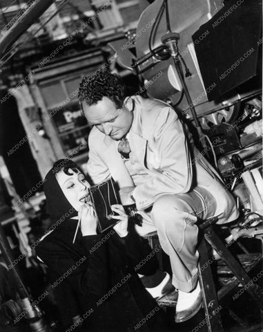 Louise Rainer dir Frank Borzage behind the scenes Big City 4739-16