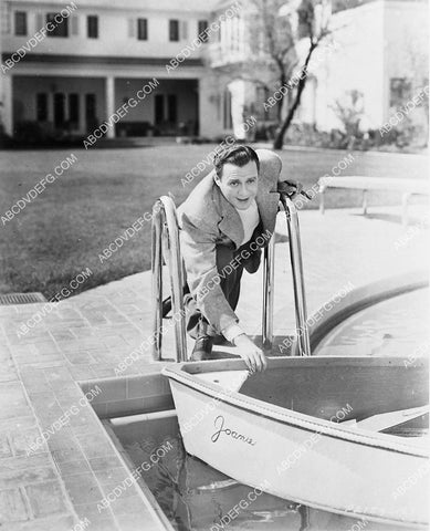 Jack Benny puts a boat in his swimming pool 4894-03