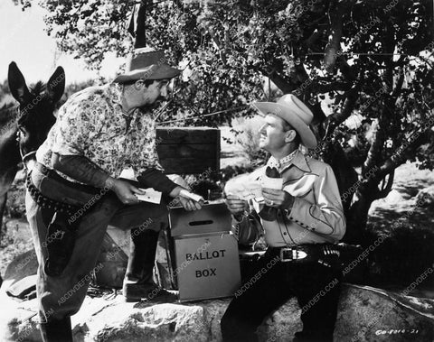 Gene Autry Pat Buttram guard the Ballot Box in Valley of Fire 4896-06
