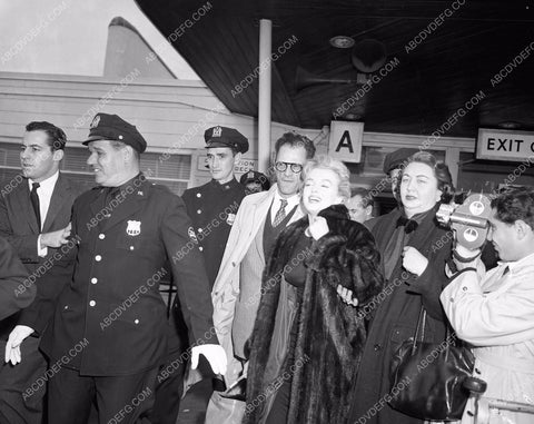 news photo Marilyn Monroe Arthur Miller swamped at the airport 4b09-132